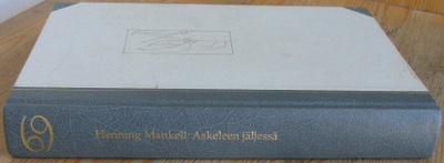 Henning Mankell: Askeleen jäljessä, SSK 1999. 543 s.