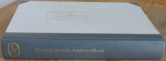 Henning Mankell: Askeleen jäljessä, SSK 1999. 543 s.