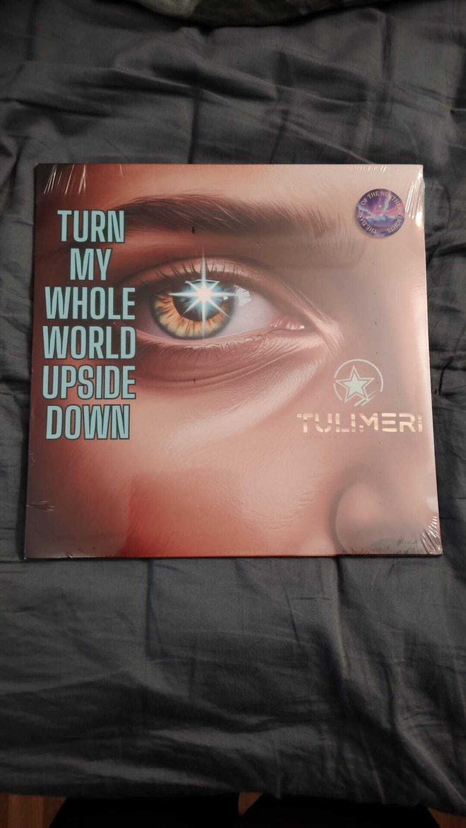 Myytävä TULIMERI: Turn My Whole World Upside Down