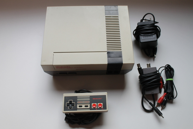 NES 8-bit konsolipaketti (PAL-B/SCN) **Huollettu** (3)