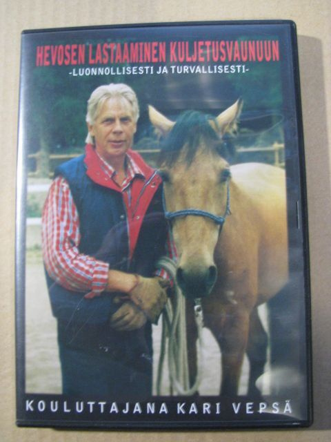 HEVOSEN LASTAAMINEN KULJETUSVAUNUUN ( Kari Vepsä )