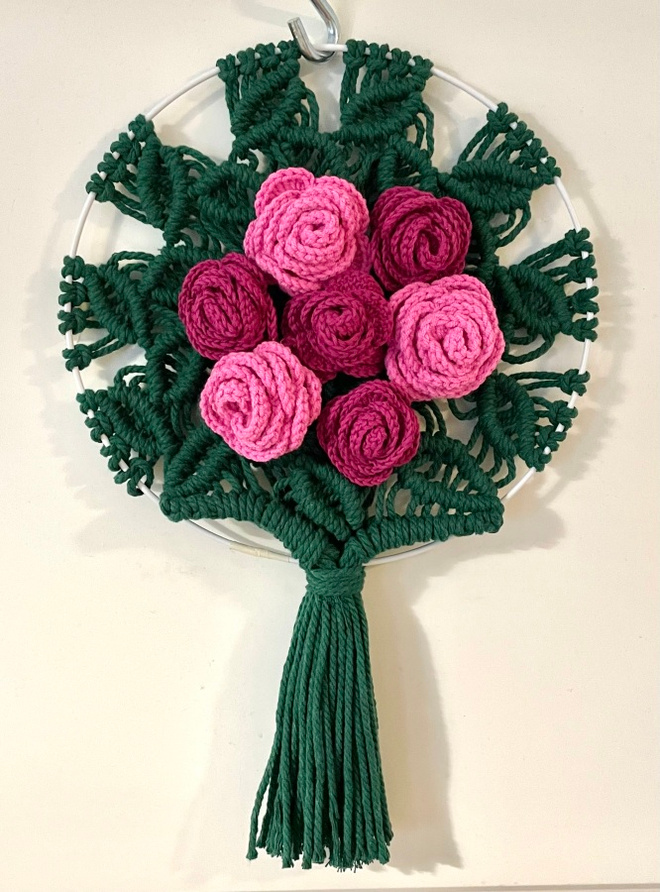 Kranssi/makramee 1 - Ruusut - 25 x 39 cm