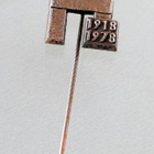 Lahden punavankimuistomerkki 1918-1978, rintaneula - pikkukuva 1