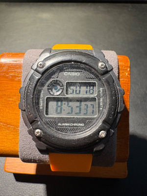 Casio W-216H – digitaalinen rannekello, 5 BAR, oranssi ranne