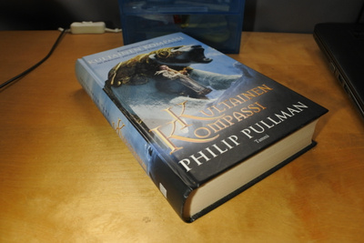 Philip Pullman: Kultainen kompassi, sidottu, hyvä