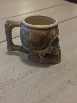 myydään uniikki savesta tehty pääkallo muki