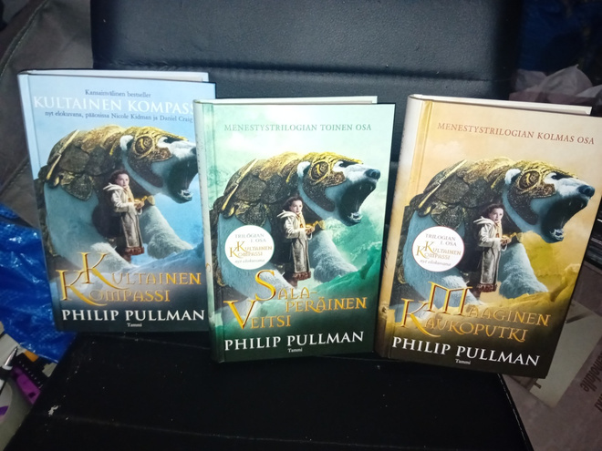Pullman : Kultainen kompassi 1-3 trilogia  ( SIS POSTIKULU