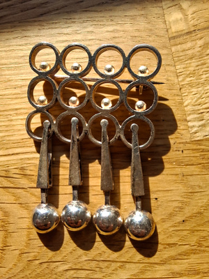 Hopeinen rintaneula design Jorma Laine