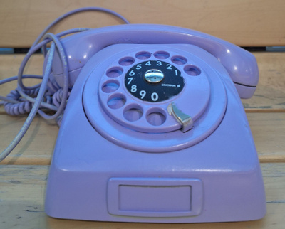Vaalean violetti lankapuhelin Ericsson