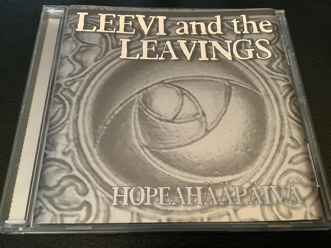 Leevi & The Leavings - Hopeahääpäivä