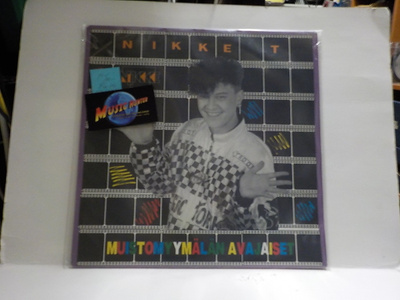 NIKKE T - MUISTOMYYMÄLÄN AVAJAISET M-/M- LP