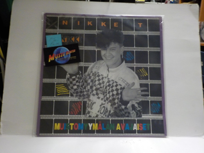 NIKKE T - MUISTOMYYMÄLÄN AVAJAISET M-/M- LP