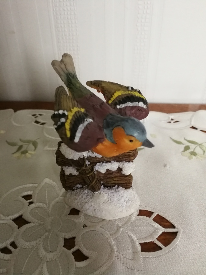 Pikku lintu aidalla figuuri