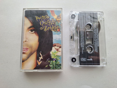 PRINCE - GRAFFITI BRIDGE c-kasetti ( Hyvä kunto )