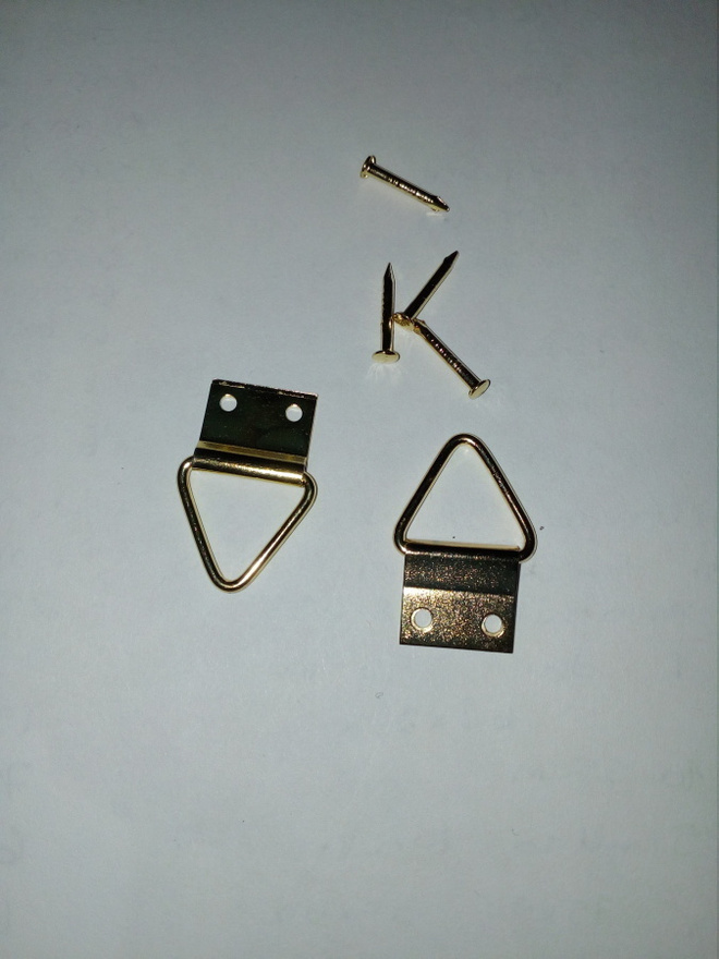 Triangeli taulukoukku kultainen 17*25mm