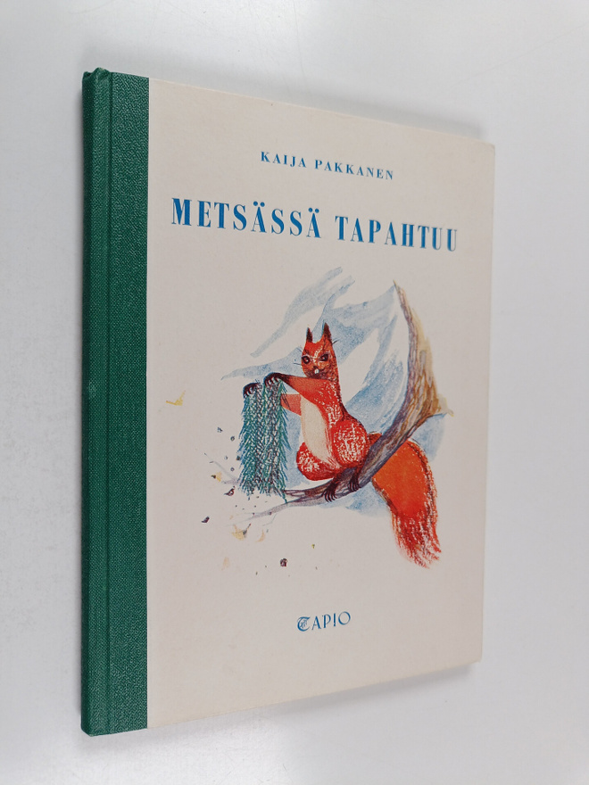 Kaija Pakkanen : Metsässä tapahtuu : satu metsän arki- ja...