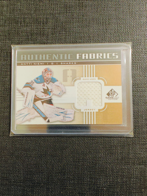 Antti Niemi - 11-12 SP Game-Used Authentic Fabrics