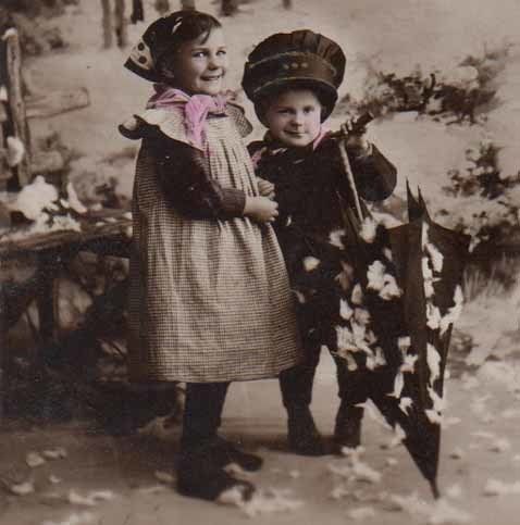 LAPSI / Lystikkäät lapset lumisessa metsässä. 1910-l.