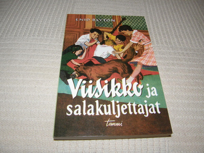 Enid Blyton Viisikko ja salakuljettajat  -nid