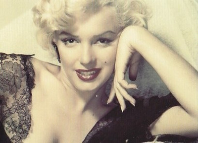 Marilyn Monroe, Käsi poskella e126
