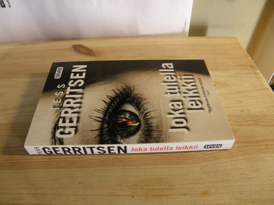 Tess Gerritsen Joka tulella leikkii (nidottu)
