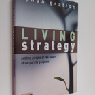 Lynda Gratton : Living strategy : putting people at the h... - pikkukuva 1