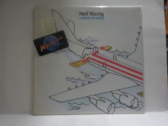NEIL YOUNG - LANDING ON WATER M-/M- SAKSA 1986 LP