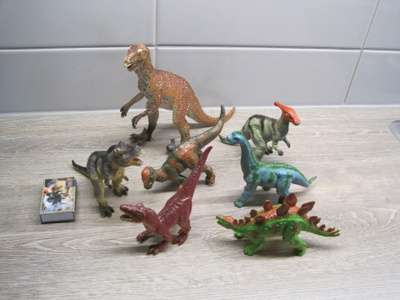 ELÄINFIGUUREITA, DINOSAURUKSET