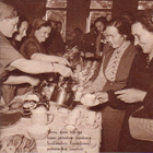 Maatalous - Nainen, 1954 ja 2x 1955, kahvia kaadetaan. - pikkukuva 3