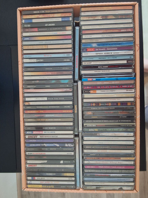 Cd-levyjä laatikollinen