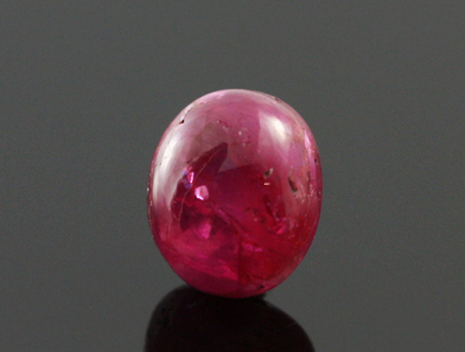 Rubiini 1.52ct hyvä punainen väri pyörtöhiottu AIGS todistus