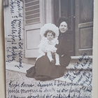 Äiti ja tytär poseeraavat talon edessä, valokuvapk, p. 1905 - pikkukuva 1