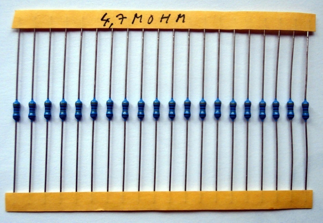 4,7 Mohm 1% 0,6W Vastuksia 20 kpl