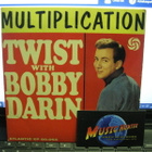 BOBBY DARIN - MULTIPLICATONI TWIST WITH BOBBY D.. EX-/EX- 7" - pikkukuva 1
