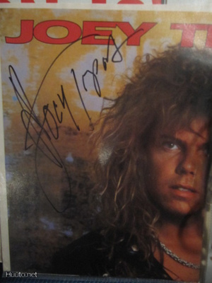 Joey Tempest / Europe juliste aidolla nimikirjoituksella