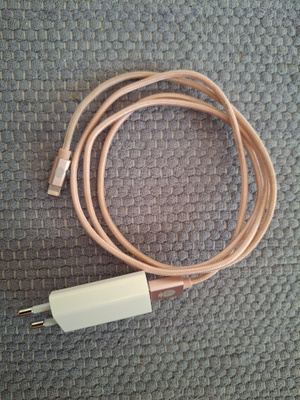 Alkupäräinen pieni Apple USB laturi & Lightning kaapeli