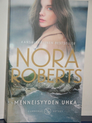 Nora Roberts : MENNEISYYDEN UHKA