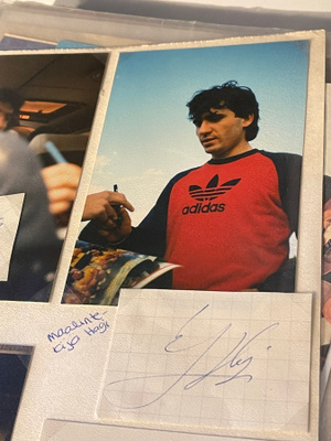 Jalkapalloilija Gheorghe Hagi nimikirjoitus paperissa