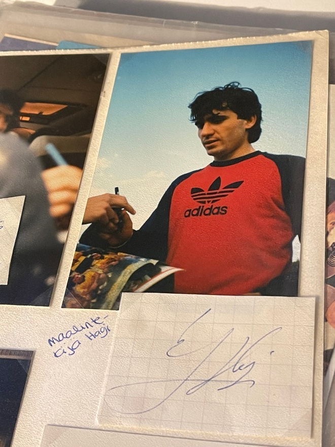 Jalkapalloilija  Gheorghe Hagi nimikirjoitus paperissa