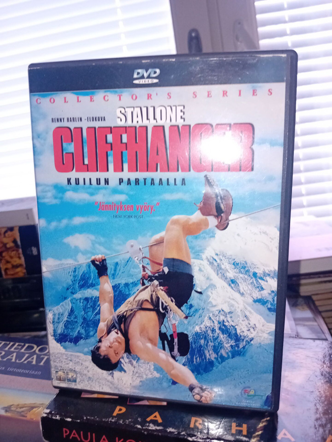 DVD Cliffhanger - Kuilun partaalla ( SIS POSTIKULU )