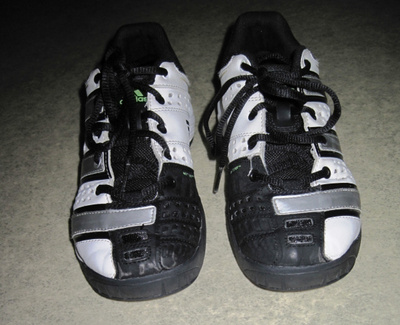 ADIDAS MUSTAT / VALKOISET LENKKARIT KOKO 31 HYVÄ HKI
