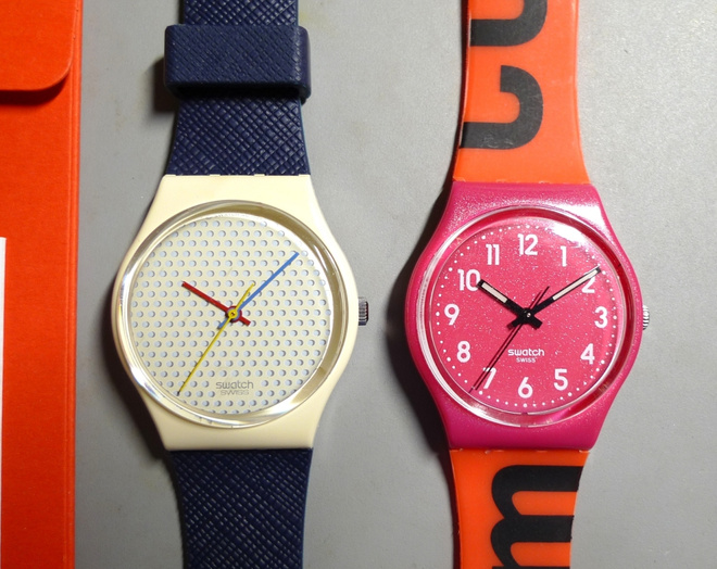 2 kpl SWATCH kelloa varusteineen GW106 ja GP128K