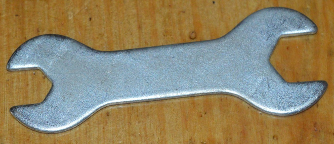 Kuvan kaksipäinen avain (10mm ja 13mm)