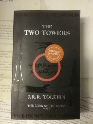 J.R.R. Tolkien - The Two Towers (paperback)