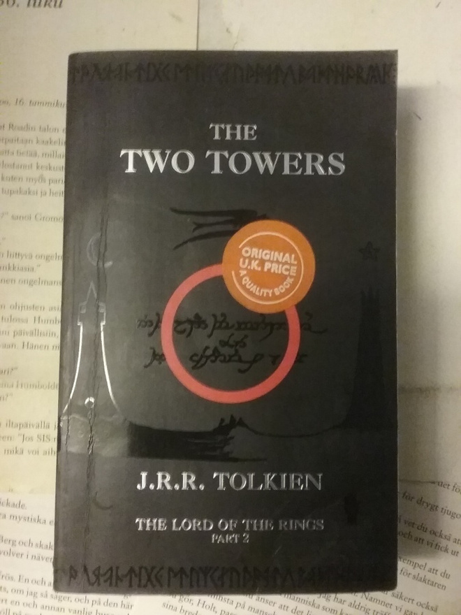 J.R.R. Tolkien - The Two Towers (paperback)