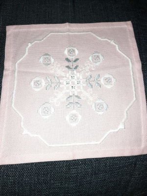 Vanha roosa hardanger liina 24x24cm