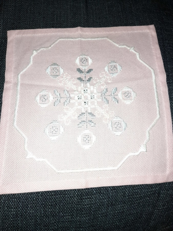 Vanha roosa hardanger liina 24x24cm