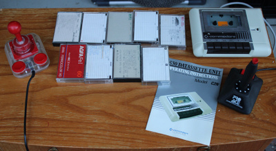 Commodore 64 kasettiasema ja joystickit