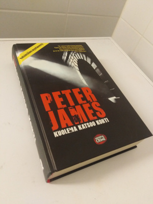 Peter James: Kuolema katsoo kohti
