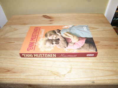 Enni Mustonen Nimettömät (nidottu)